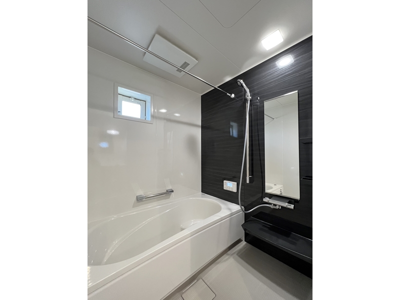 1号地　浴室はタカラスタンダードを採用！ホーロー素材の壁は、マグネットになっており浮かせる収納もできるのでお手入れしやすくお掃除の味方！床は濡れても滑りにくく、転倒しにくい素材を使用しているので安心！